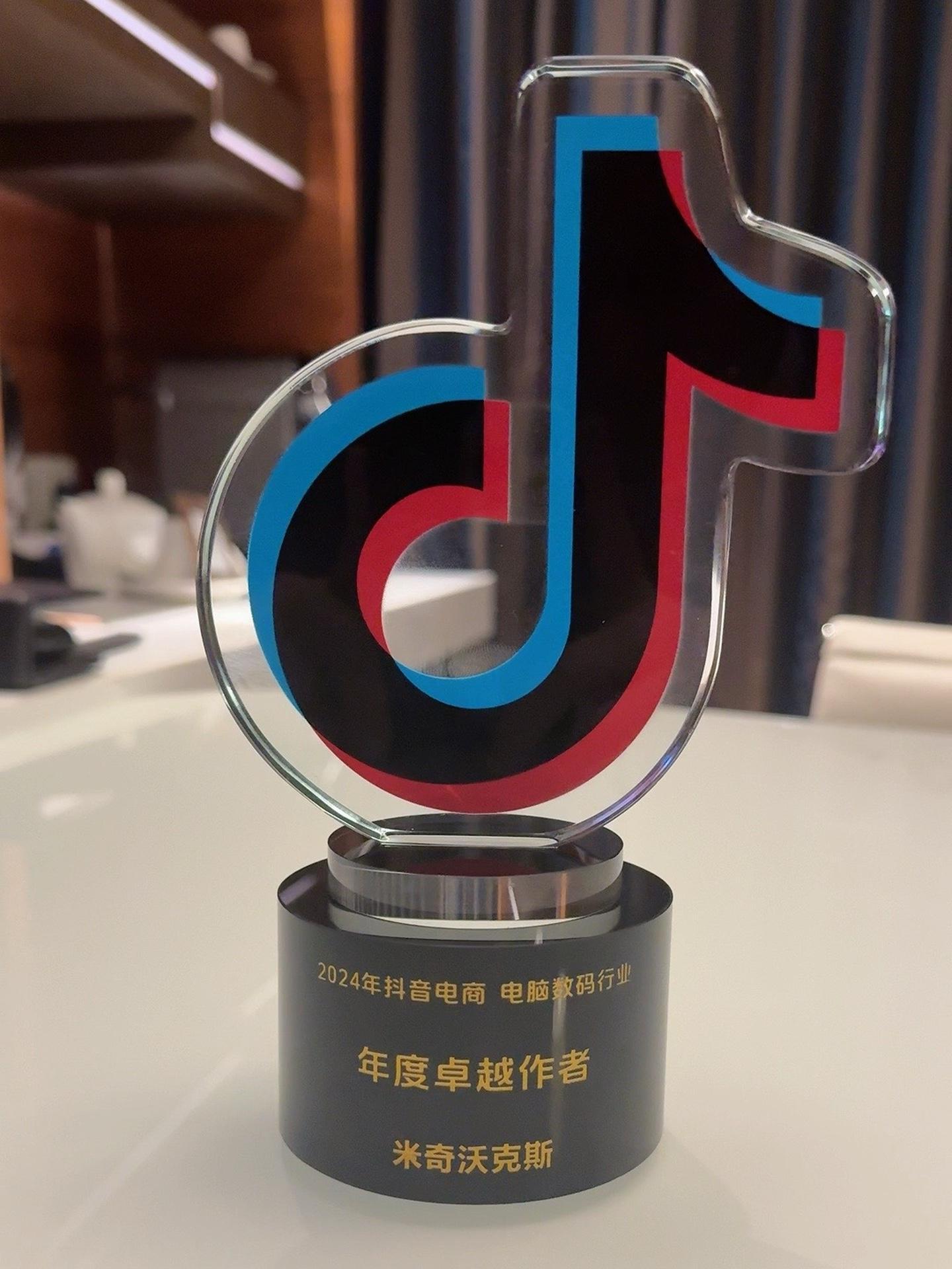 与奖杯擦肩而过，抗压秀发挥(跟奖杯一样的车子标志是什么车)