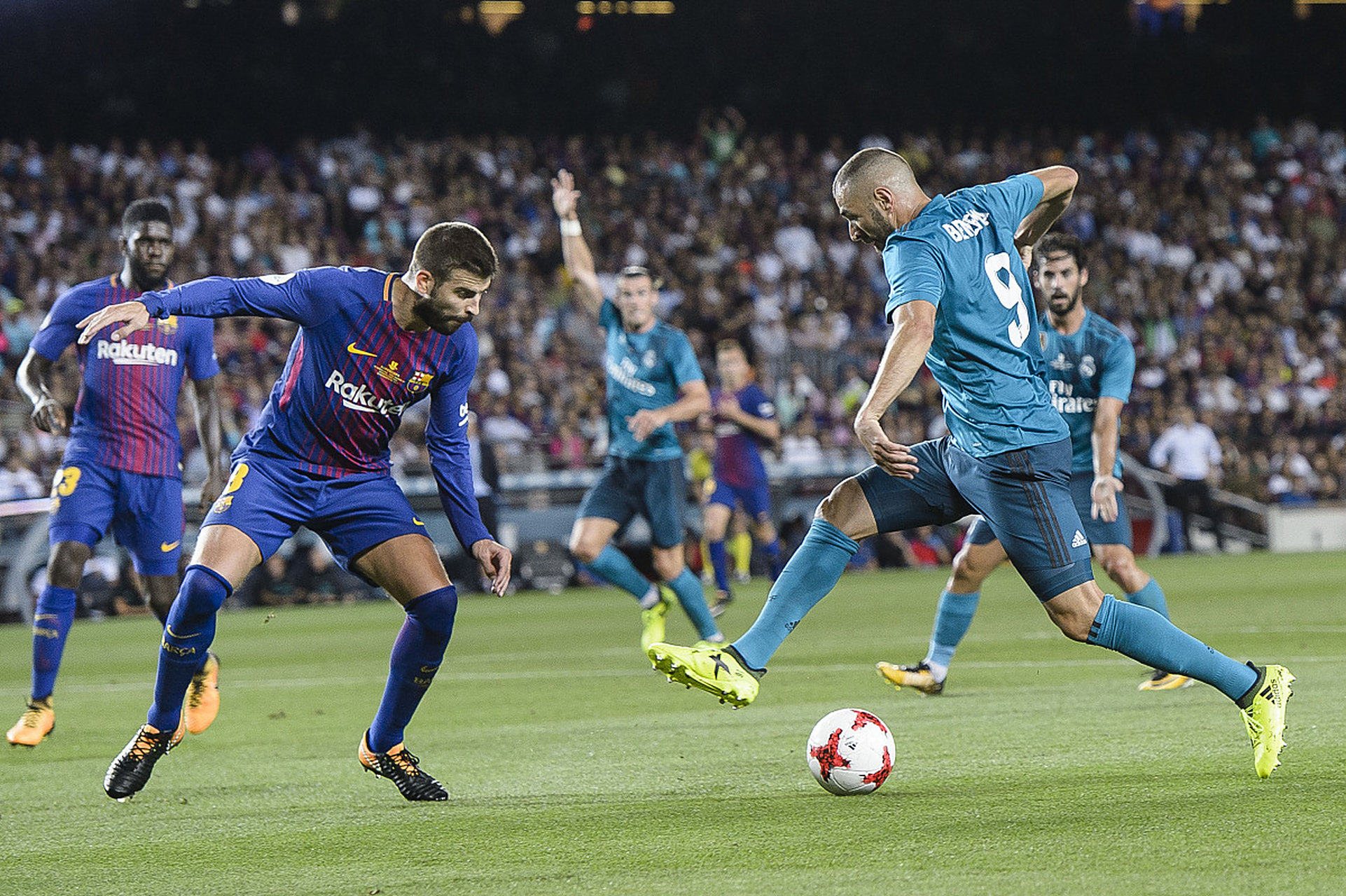 爱游戏体育地址-狼队半场领先未能守住胜利，主教练发怒