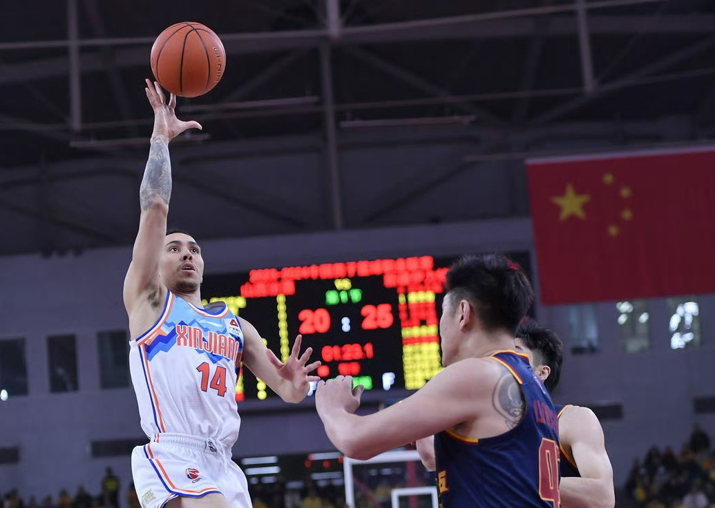 爱游戏官网-广东男篮击败新疆男篮，易建联再展神威