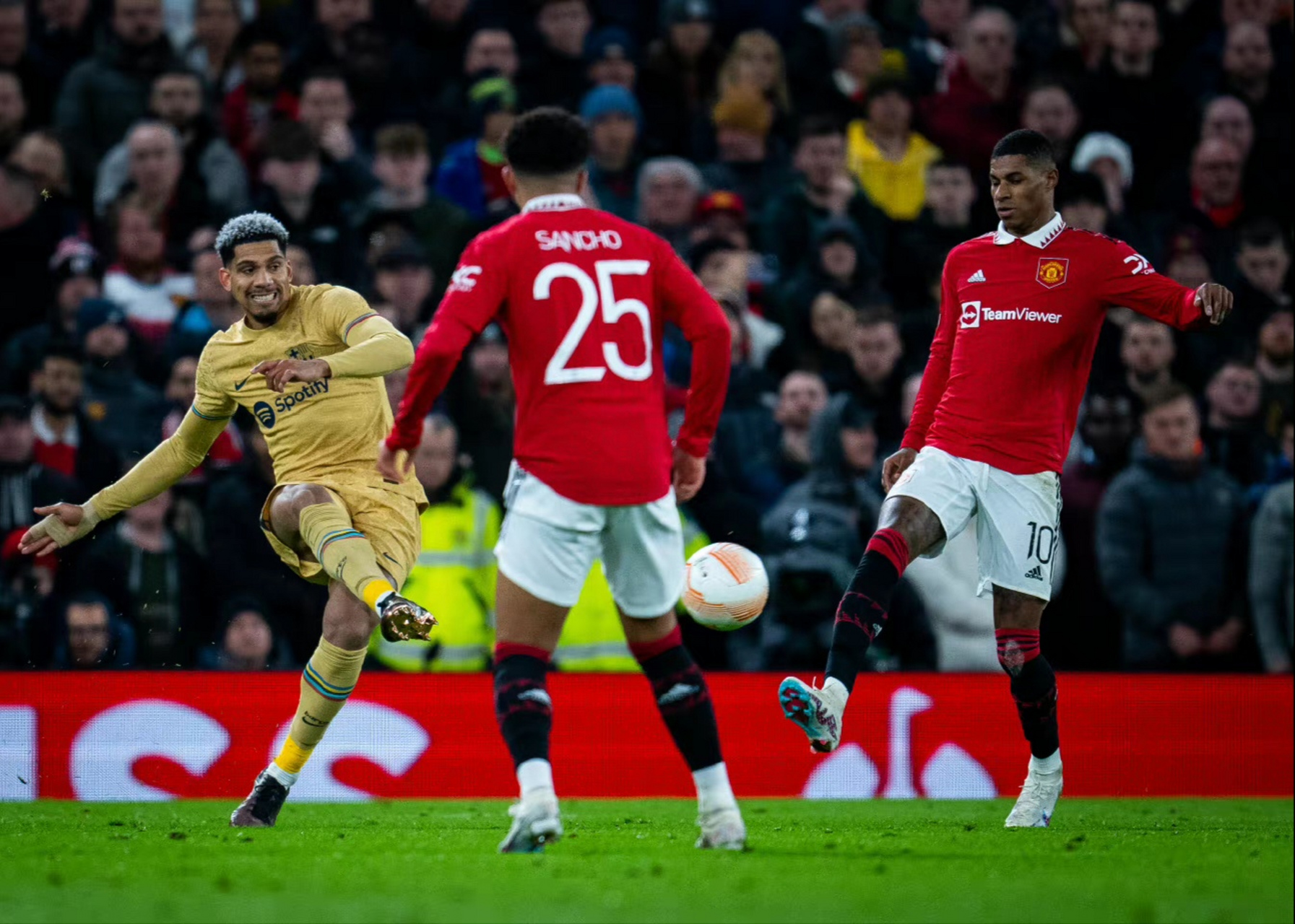 爱游戏官网网页版入口-曼联客场势不可挡，实现逆袭取胜